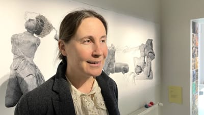 En kurator på ett konstgalleri. 