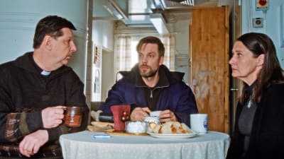 Seppo Halttunen, Mikko Nousiainen ja Minna Suuronen elokuvassa Pieniä suuria valheita (2018).