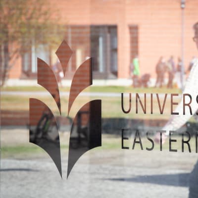 Itä-Suomen yliopiston logo ja ihmisiä.