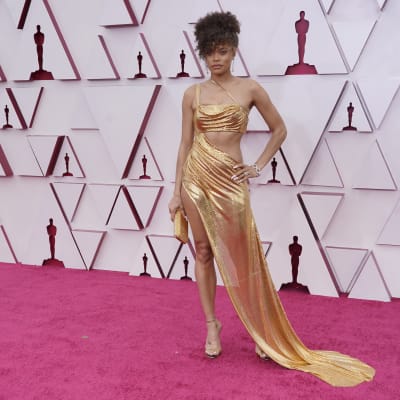 Skådespelaren Andra Day i guldklänning på röda mattan under Oscarsgalan 2021. 