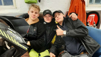 Eelis Lundberg, Jim Kallioinen och Aron Hakanen ger tummen upp för mopedverkstaden i Ingå.