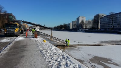 Isbron över Aura å i Åbo sätts ut vintern 2018.