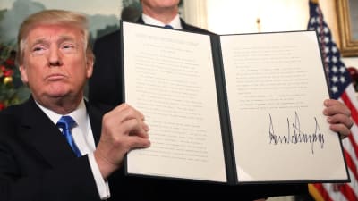 Donald Trump visar upp den deklaration där han erkänner Jerusalem som Israels huvudstad
