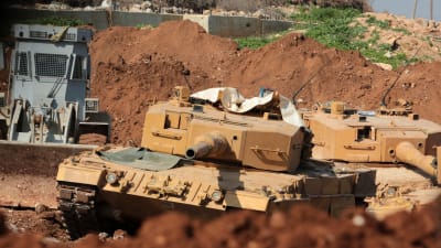 Turkiska stridsvagnar stöder syriska rebeller som har trängt in i Afrin