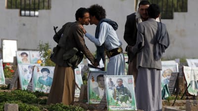 Två män i Jemen skakar hand med varandra