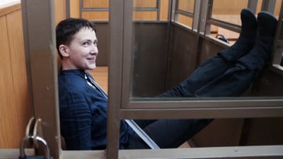 Nadija Savtjenko inför domstolen i Rostov vid Don i södra Ryssland 22.3.2016