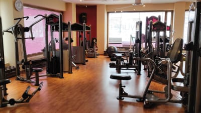 Gymredskap på ett tomt gym.