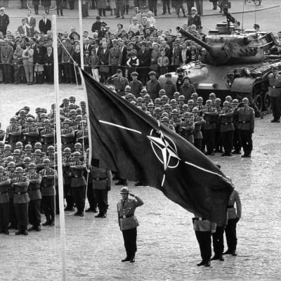 Nato lippua nostetaan Saksassa vuonna 1965.