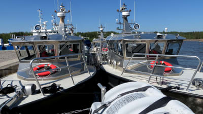 Aluminiumbåtar i hamn