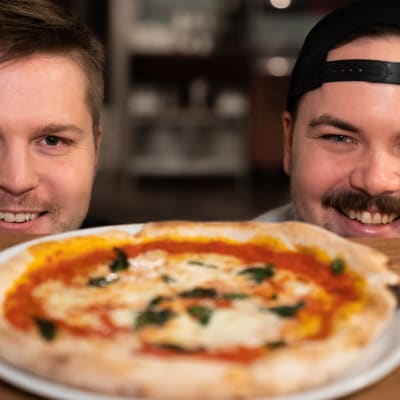 Pertti Kallioinen ja Henri Auvinen pizzan äärellä.