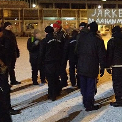 Soldiers of Odinin mielenosoitus Joensuun Kauppatorilla 8. tammikuuta 2016.