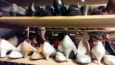 Ina Nordberg bland skorna i en av Wasa Teaters garderober.