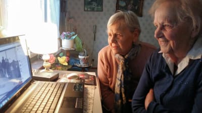 Signild Sundin och Berit Sjöberg framför Berits dator.