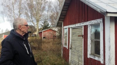 Keijo Pitkänenframför det hus dit pappa Arvo kom som evakuerad.