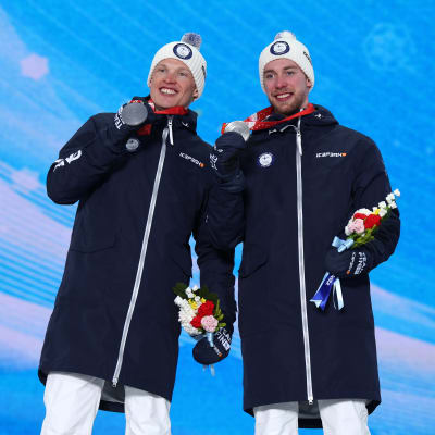 Iivo Niskanen ja Joni Mäki hymyilivät olympiahopeamitalit kaulassa.