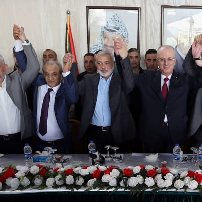 Den palestinska regeringen som domineras av Fatah, höll sitt första möte i Gaza på tre år som ett led i palestiniernas försoningsprocess