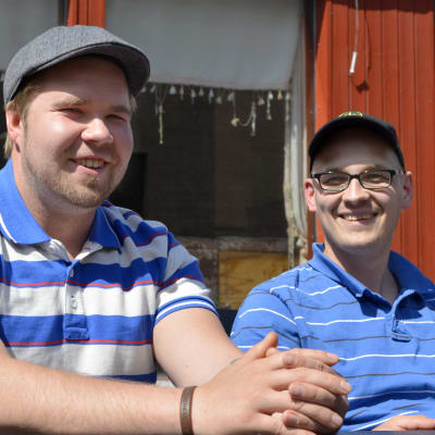 Kaksi miestä istuu.