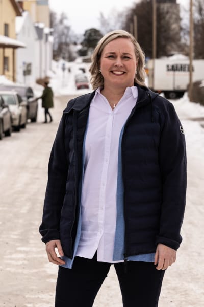 Porträttfoto på kvinna i mörk jacka