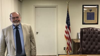 Borgmästaren John Doyle i sitt arbetsrum i Nogales, Arizona.