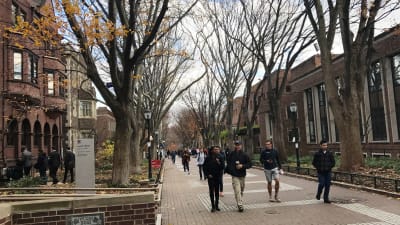 Studerande vandrar bland 1800-talsbyggnaderna på University of Pennsylvanias campus i Philadelphia.