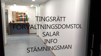 Dörren in till Ålands tingsrätt. På glasdörren står med stora svarta bokstäver tryckt: Tingsrätt, förvaltningsdomstol, salar, info, stämningsman.