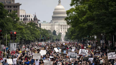 Demonstranterna i Washington tågade längs Pennsylvania Avenue på lördagen. 