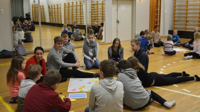 Skolelever i grupp som funderar kring den nya skolan.