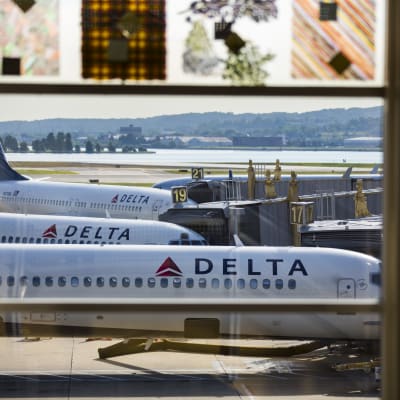 Deltan koneita, jotka joutuvat jäämään Washingtonissa Reaganin lentokentälle kolmatta päivää perkääin jatkuneen tietokoneongelmien vuoksi.