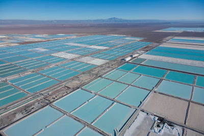En drönarbild av litiumfält i Chile.