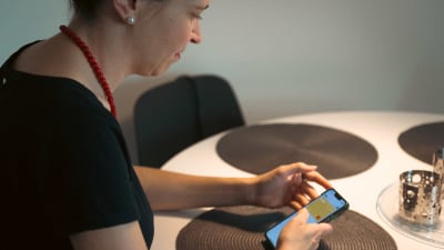 Kvinna som använder ett virtuellt betalkort.