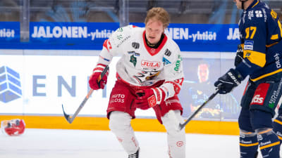 Emil Johansson åker skridskor utan hjälm.