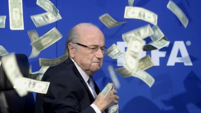 Det regnar pengar över Sepp Blatter.