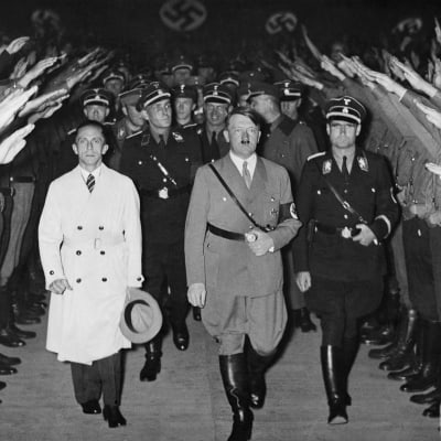 Rudolf Hess, Adolf Hitler ja Joseph Goebbels Berliinissä 25.10.1933