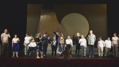 Ensemblen i "I det stora landskapet" på Svenska Teaterns scen. 