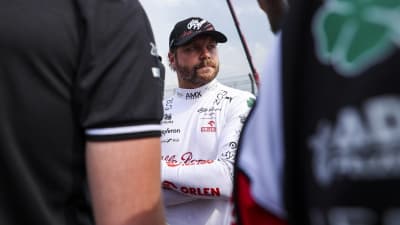 Valtteri Bottas ser bekymrad ut.