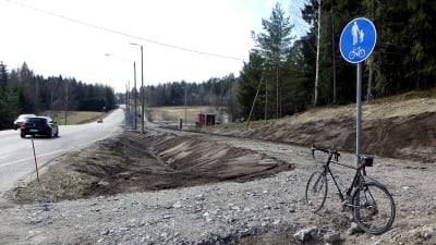 Byggandet av cykelväg.