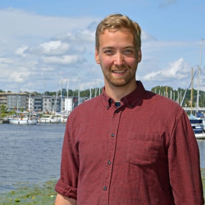En man som står framför Borgå å.