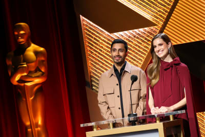 Skådespelarna Riz ahmed och Allison Williams presenterar Oscarsnomineringarna 2023.