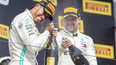 Lewis Hamilton och Valtteri Bottas sprutar champagne på varandra. 
