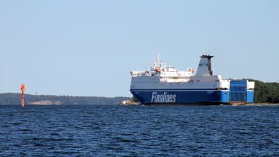 Stor fartyg ses på redden.
