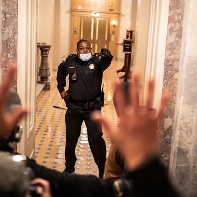 Poliisi dokumentissa Hyökkäys USA:n kongressiin.