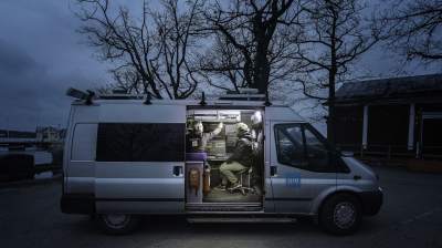 Kuvassa on niin sanottu lähetysauto eli pakettiauto, jossa on sisällä studiotekniikkaa ja kaksi yleläistä työntekijää. 