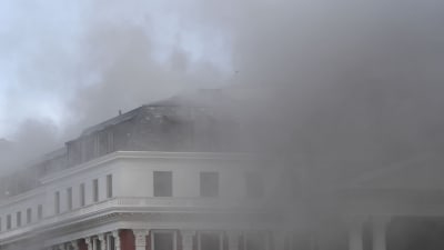 Tjock, grå rök sprider sig runt parlamentsbyggnaden i Kapstaden.