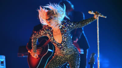 Bild på Lady Gaga som uppträder på Grammy-galan 2019.