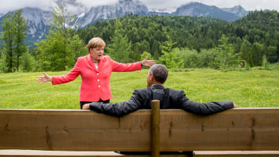Angela Merkel diskuterar livligt med Barack Obama