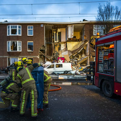 Ett rämnat hus efter en explosion i nederländska Haag.