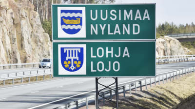 Nylands och Lojos skyltar vid motorvägen.