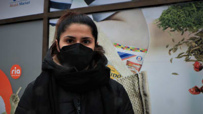 En kvinna med ansiktsskydd.