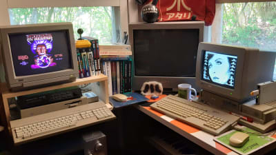 Marko Latvasen työhuoneessa Atari -tietokoneet käytössä.