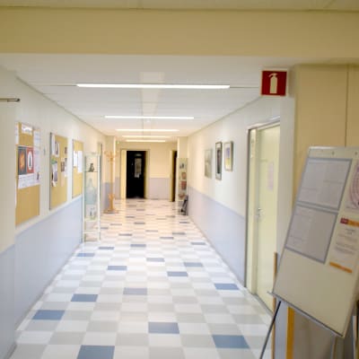 En korridor i "gamla sjukis" i Ekenäs där Raseborgs kulturinstitut ordnar många kurser